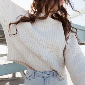 URBAN OUTFITTERS WHITE SWEATER